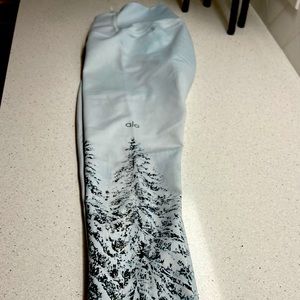 Mint condition XS Alo beautiful winter wonderland leggings